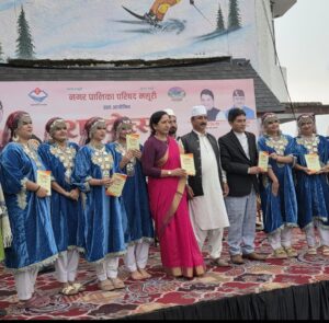 जम्मू-कश्मीर के विद्यार्थियों के लिए शिक्षाविद धर्म सिंह फर्स्वाण की पहल, वितरित कीं हिन्दी शिक्षण पुस्तकें